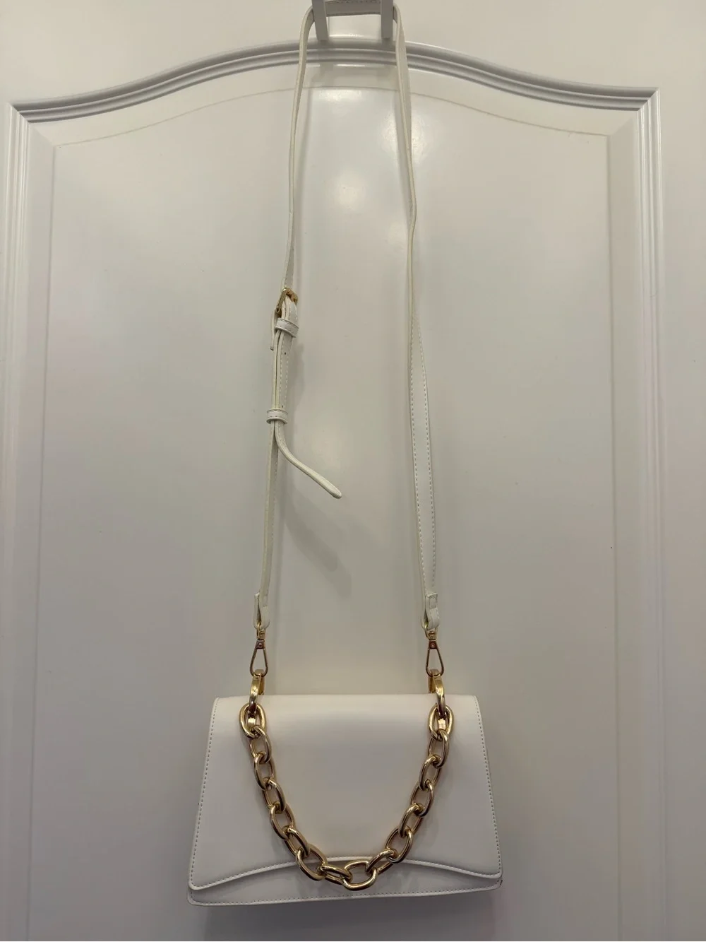 Aqua White Crossbody Clutch Bag with Gold Chain BNWOT - Picture 2 of 5